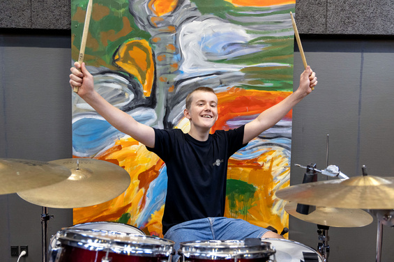 Elev, der spiller trommer i valgfaget Musik på Kongeådalens Efterskole