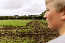 Elev fra Den Grønne Linje står foran markerne på Kongeådalens Efterskole