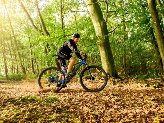 Elev, der kører på mountainbike i naturen på Kongeådalens Efterskole