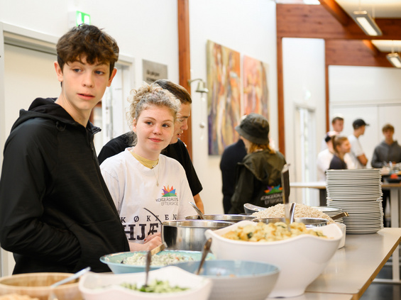 Elever, der venter på mad på Kongeådalens Efterskole