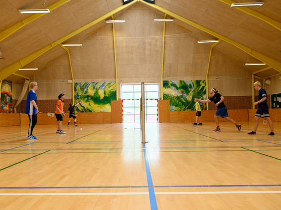 Sportshallen på Kongeådalens Efterskole, hvor elever spiller badminton