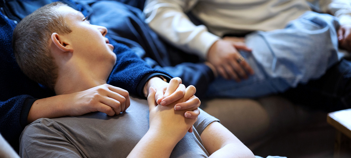 Elever, der hygger sig på sofaen på Kongeådalens Efterskole